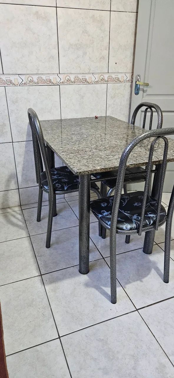 Mesa de mármore com 4 cadeiras