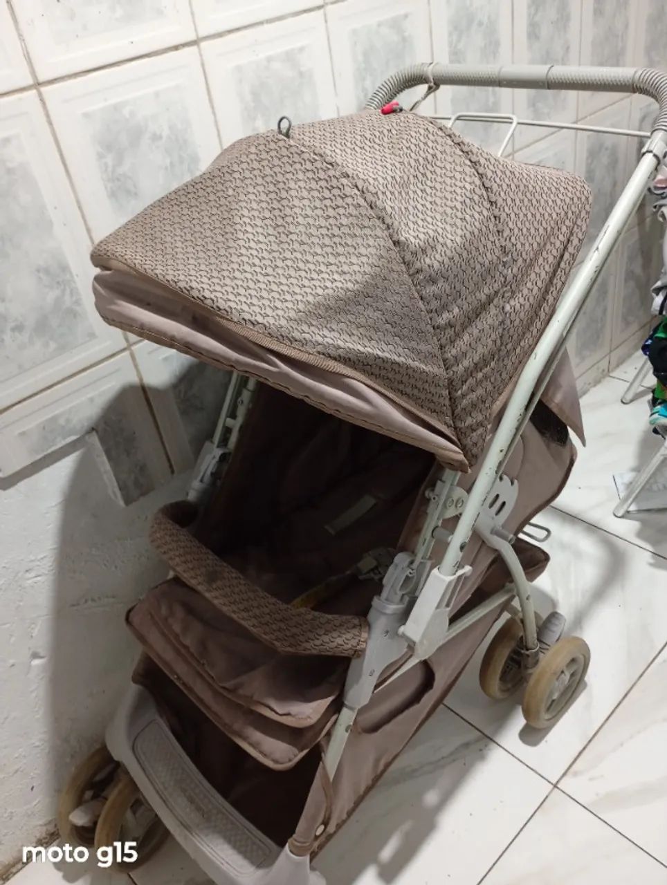 Carrinho de bebê no precinho