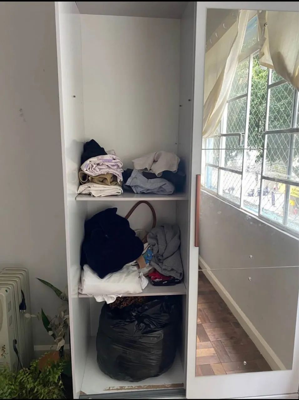 Vendo guarda roupa 2 portas com espelho  - Foto 3