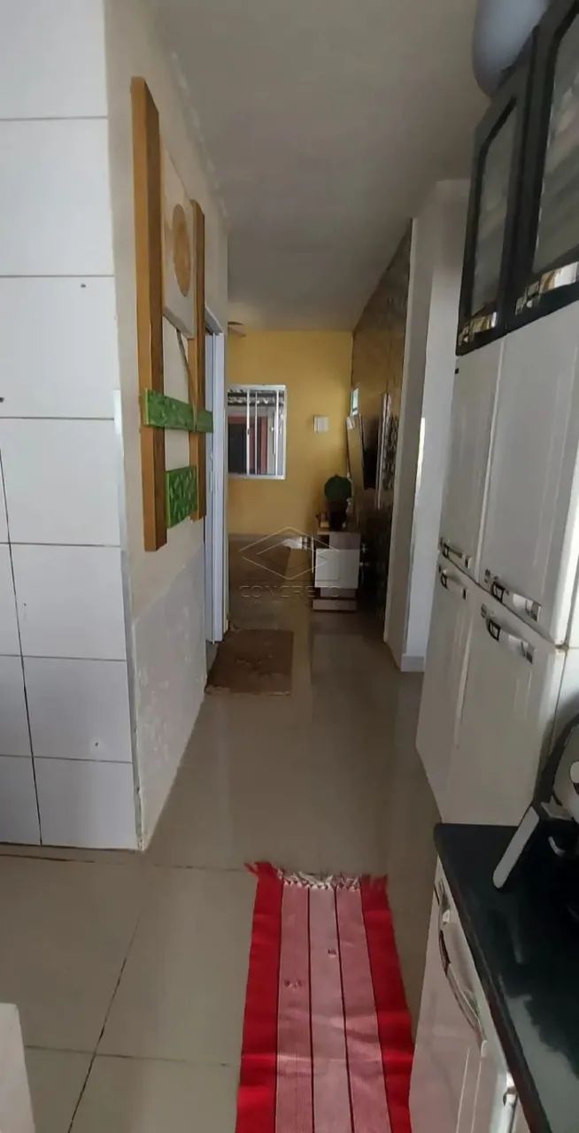 Fica na parte alta, perto de escola e supermercado e praça