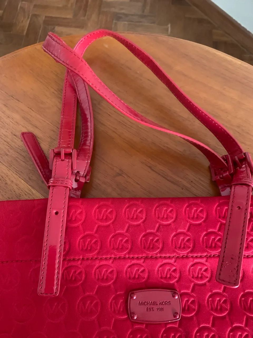 Bolsa vermelha em malha residente tamanho médio 