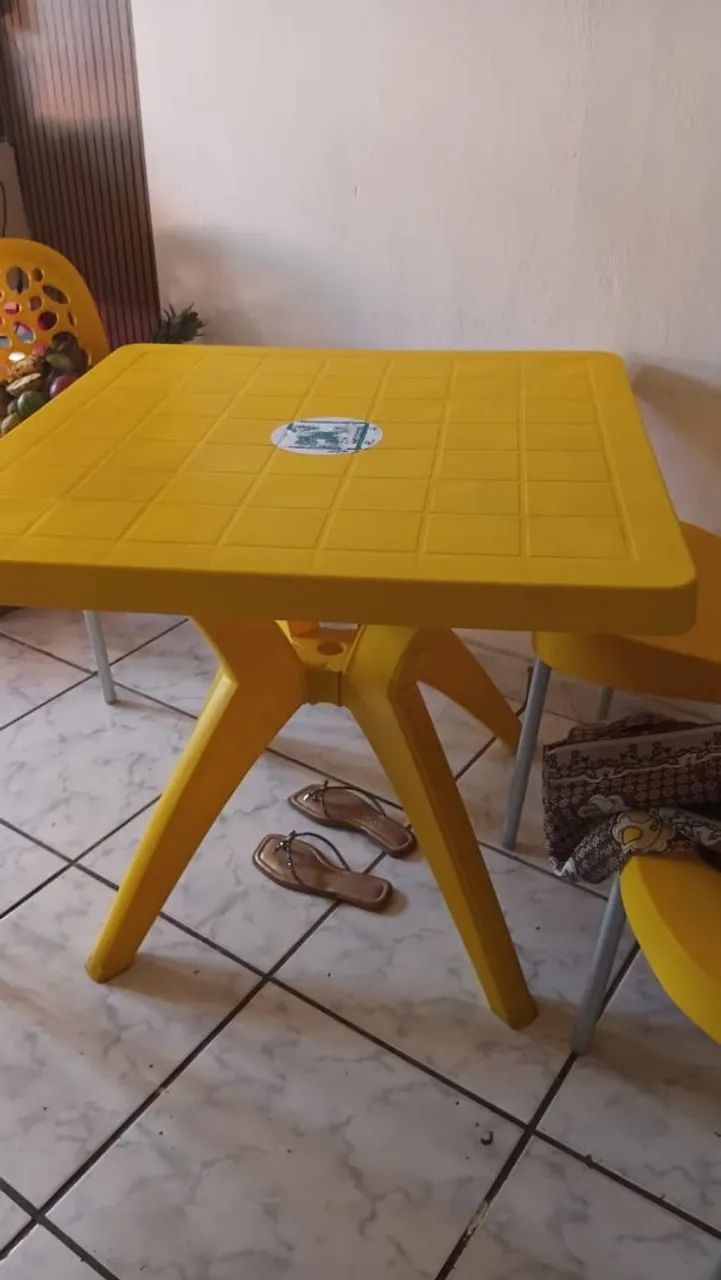Mesa com 4 cadeira 