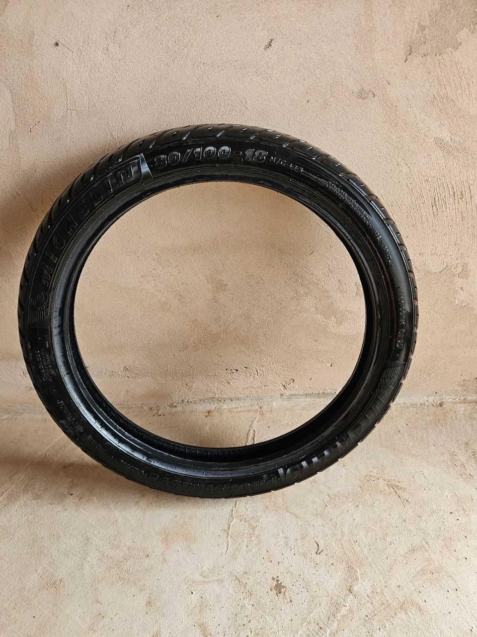 Pneu de moto dianteiro sem câmara 