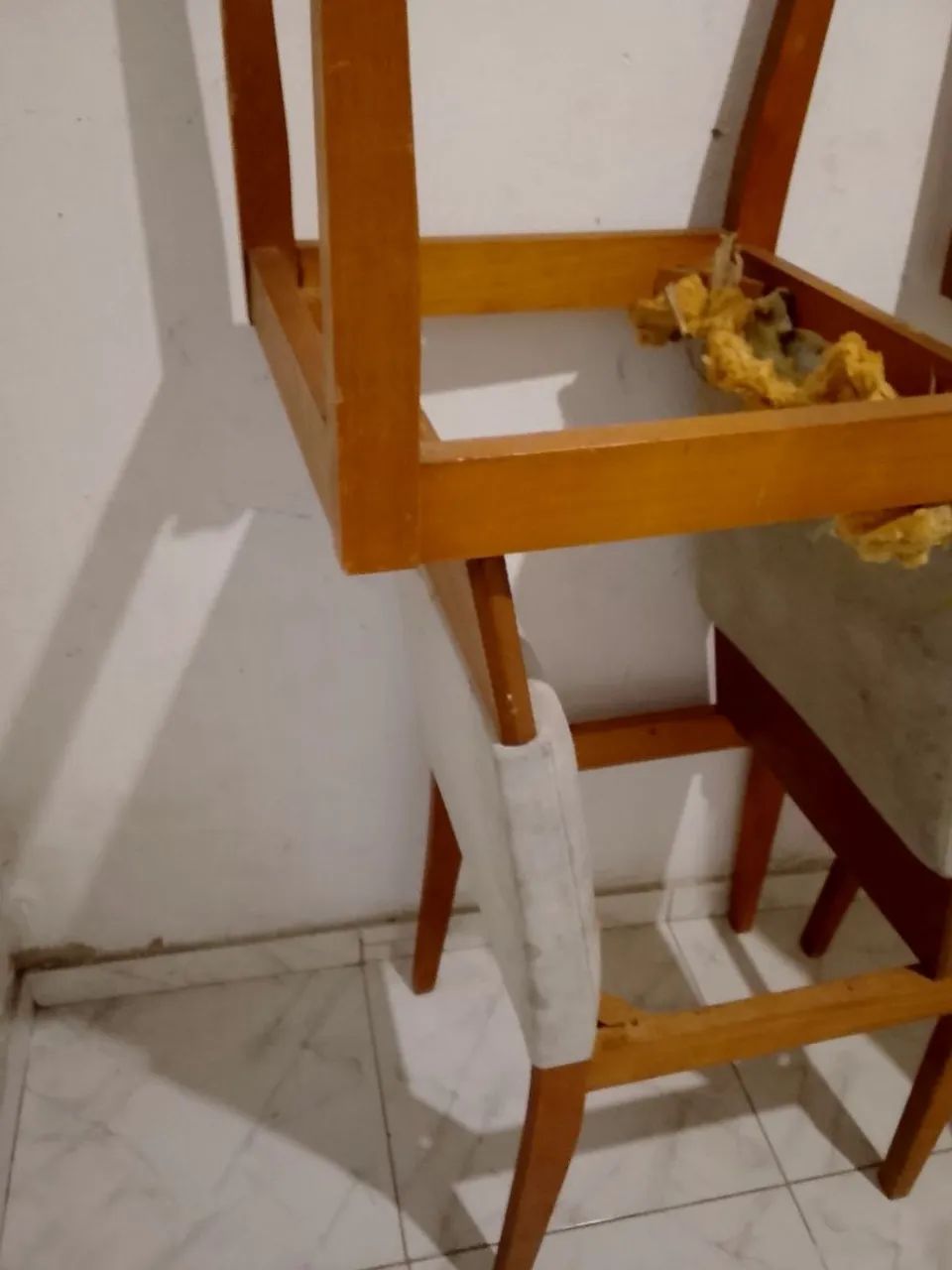 04 cadeira em madeira para cozinha precisa trocar o assento  - Foto 5