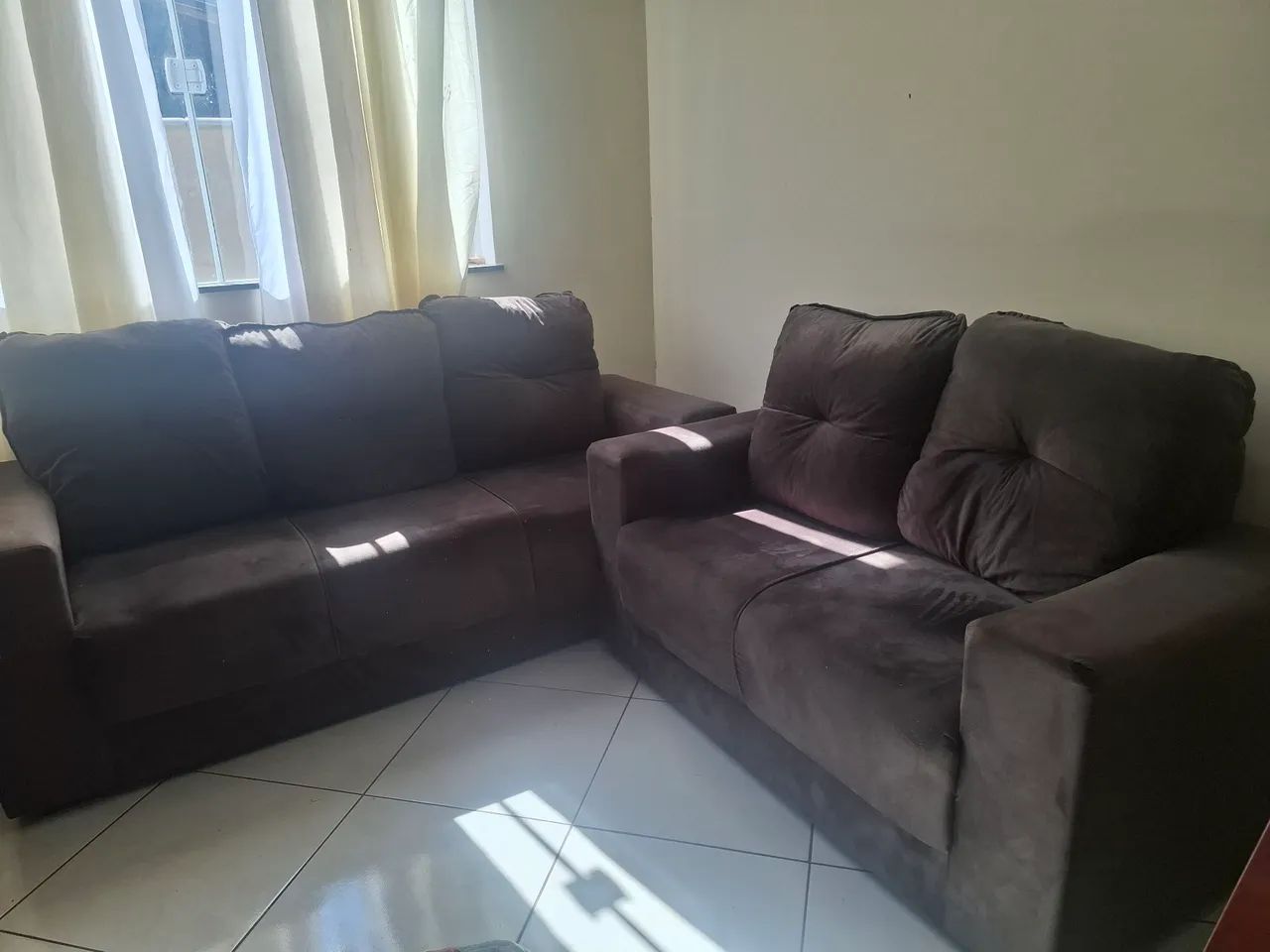 Vendo  sofá conjunto de 2 e 3 lugares usado em estado de novo ! 