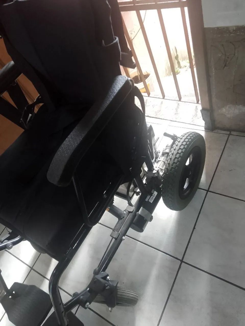 Vendo uma cadeira de rodas elétrica feedom  - Foto 4
