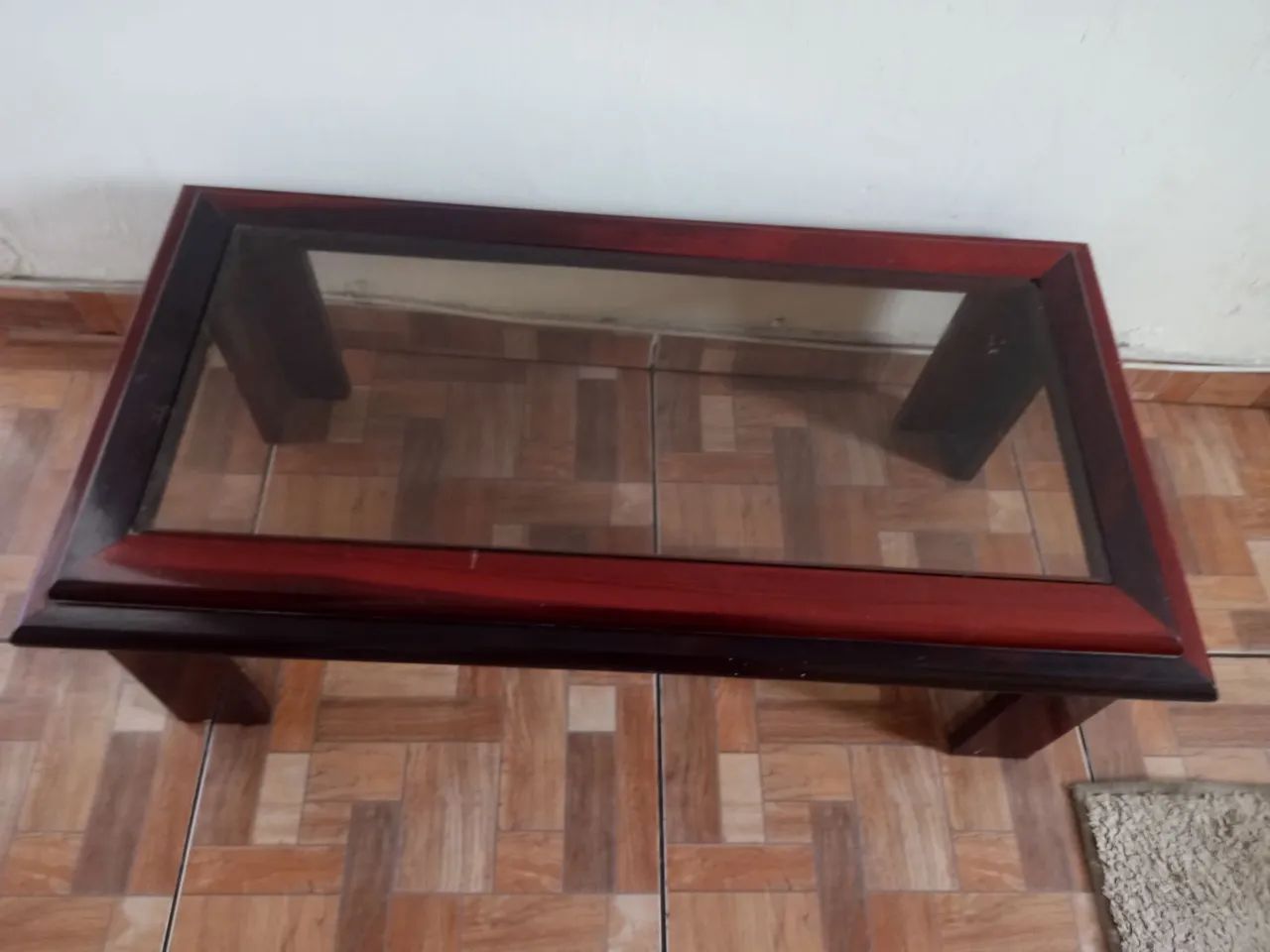 1 mesinha com vidro para sala.