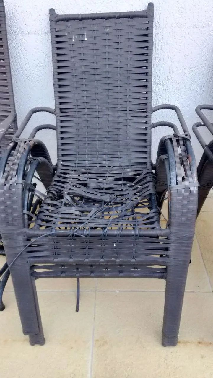 Vendo kit com 4 cadeiras de área e 1 cadeira de balanço. - Foto 2