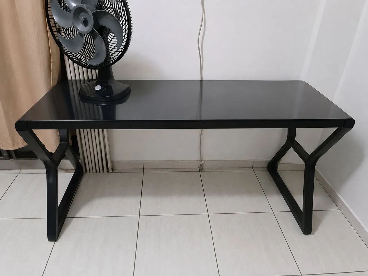 Mesa preta com vidro temperado