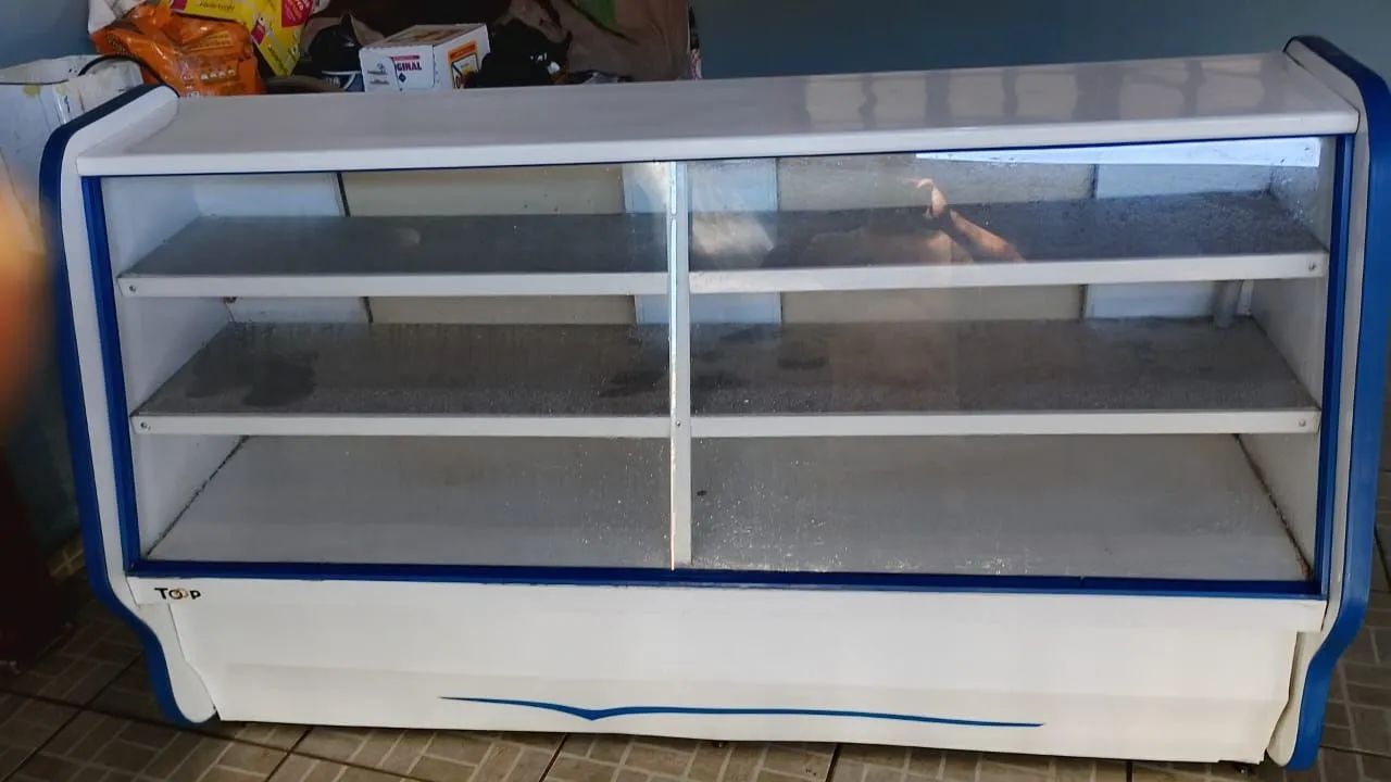 Balcão expositor semi novo voltagem 220