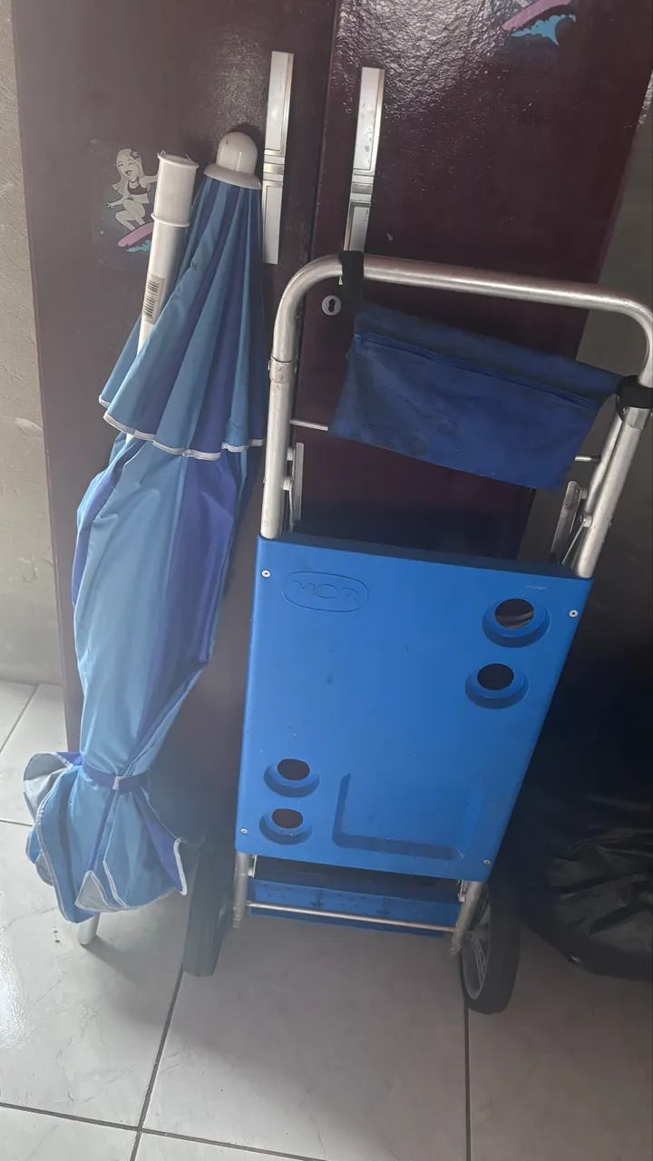 Carrinho de praia e guarda sol