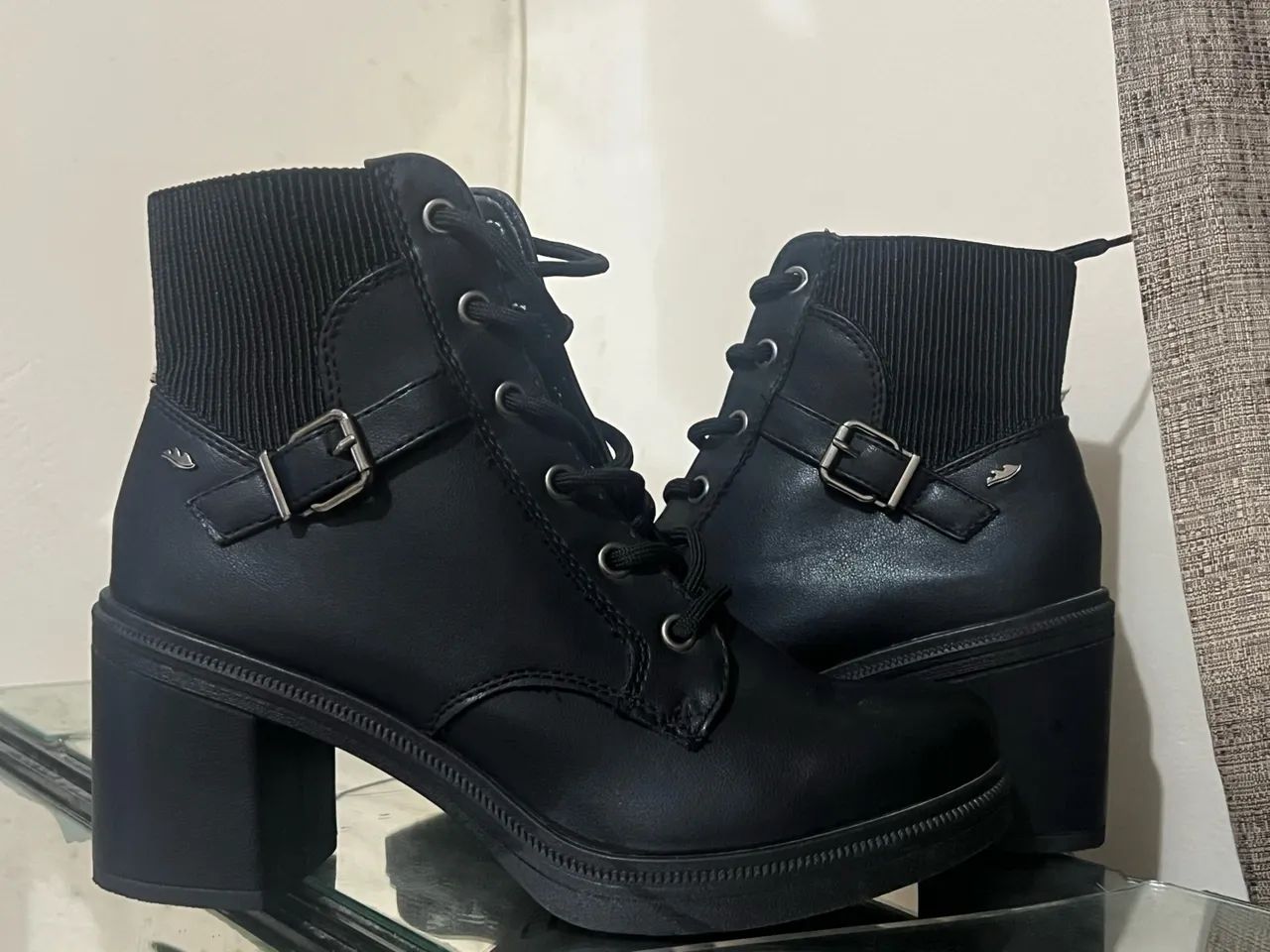 Bota preta cano médio com salto grosso - NOVA