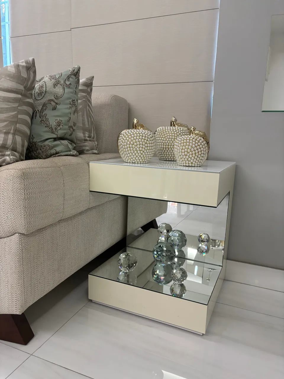 2 Mesas Lateral Espelhada com Laca Brilhante - Design Moderno e Sofisticado