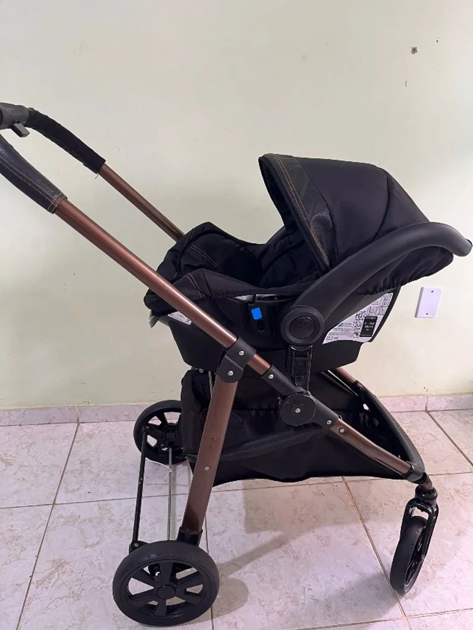 Carrinho de bebê com bebê conforto  - Foto 3