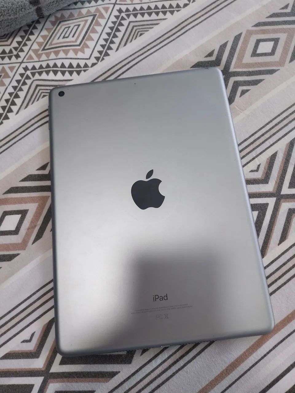 iPad 6ª geração, 32gb + case preta + com acessórios 