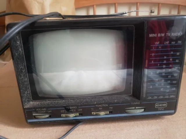 Min itv/ radio preto e branco