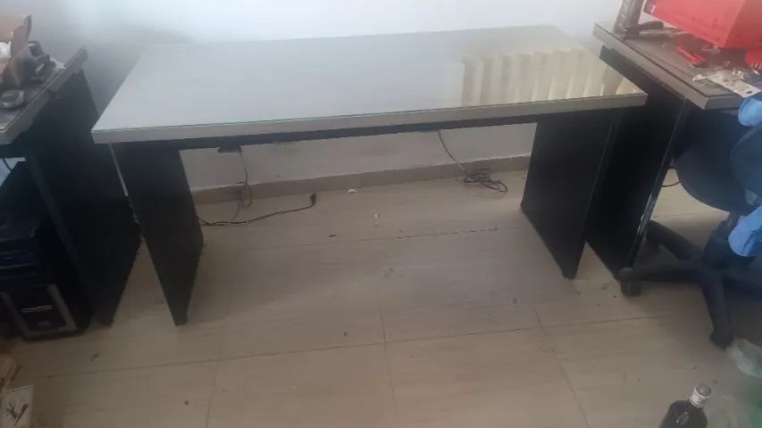 Birô com tampa de vidro para proteção 
