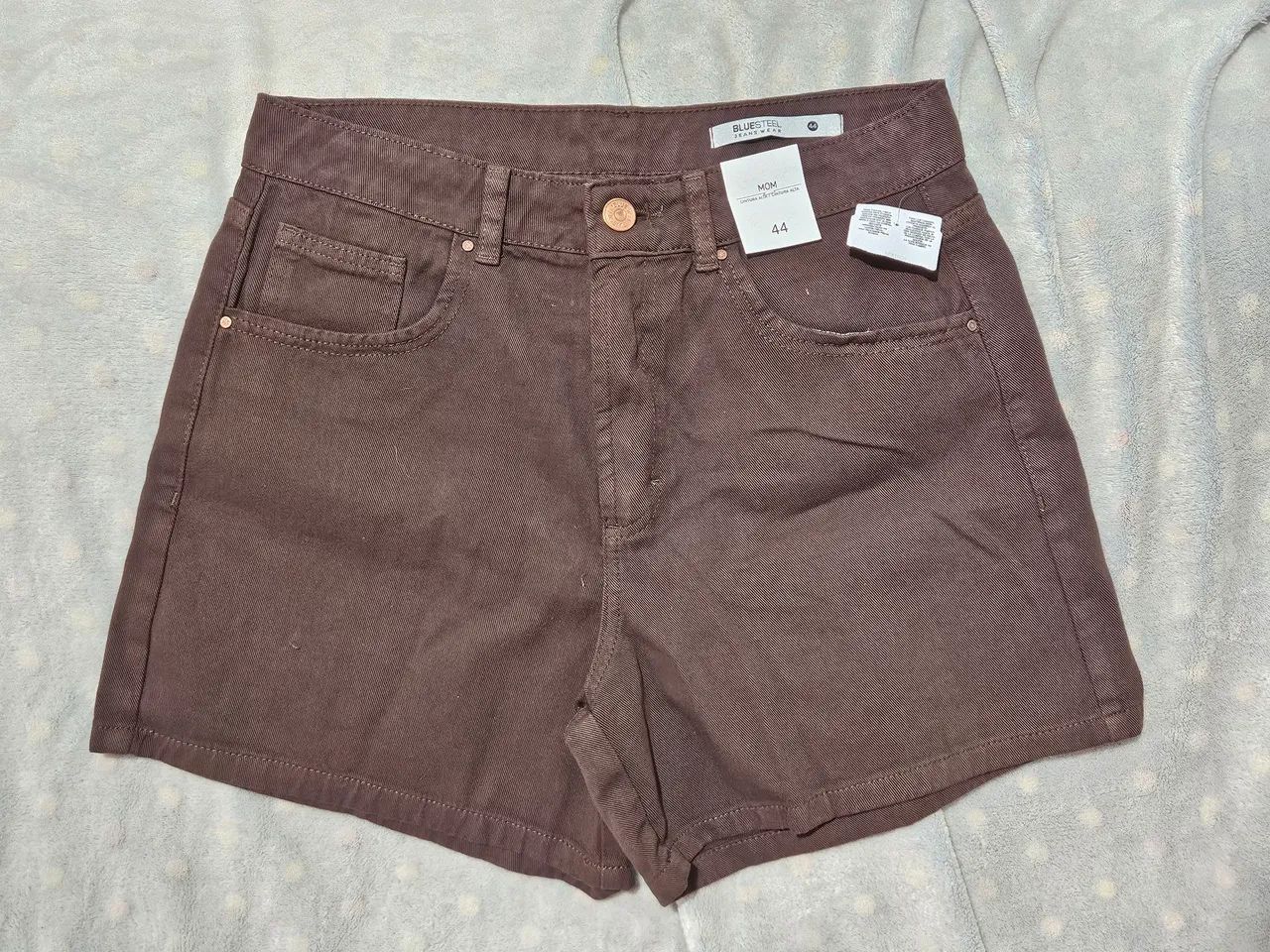 SHORT REGULAR EM SARJA COM CINTURA ALTA E BOLSO FACA MARROM