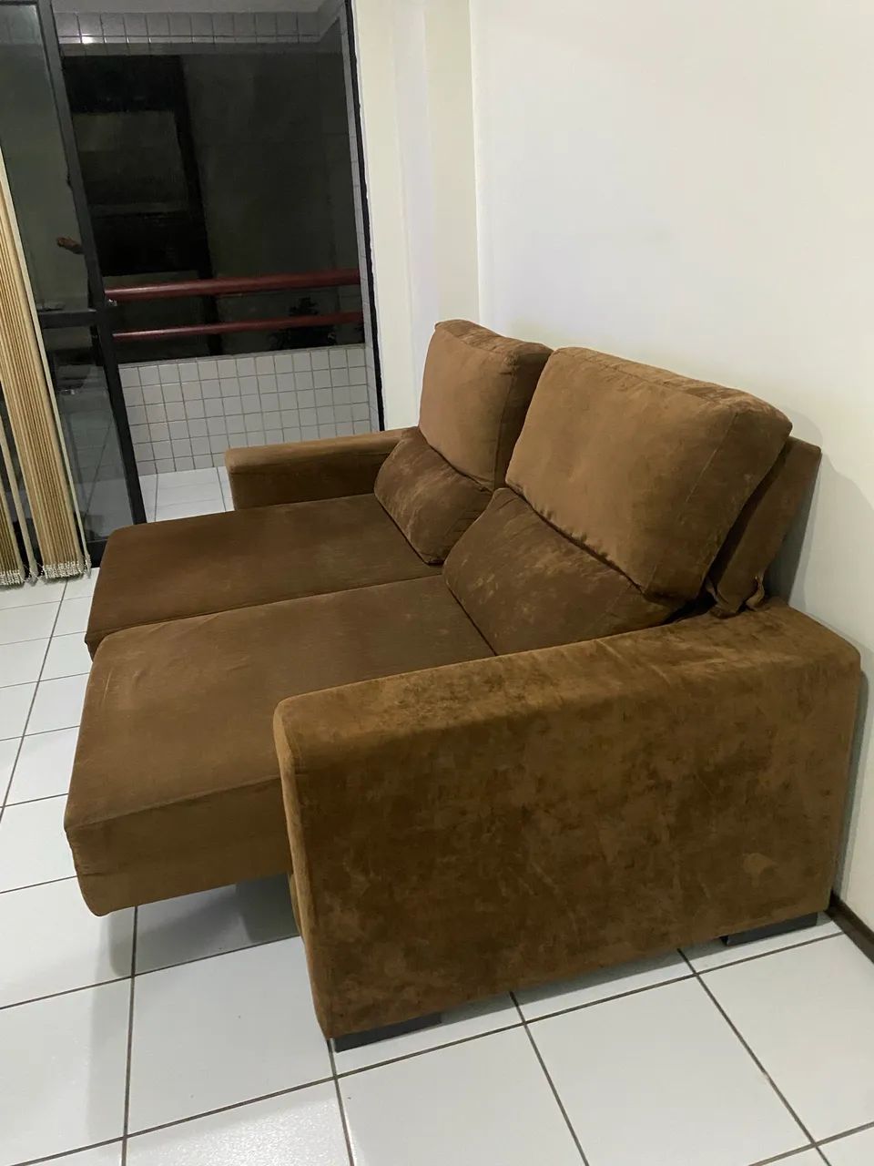 Sofá retrátil marrom dois lugares - Foto 4