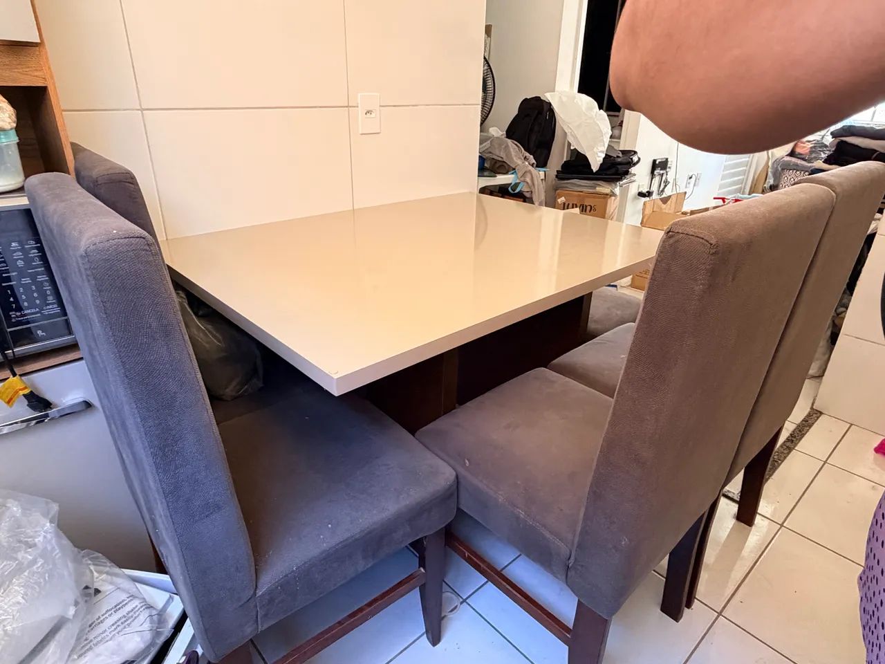 CONJUNTO DE MESA DE JANTAR COM 4 CADEIRA E UM PUFF - Foto 2