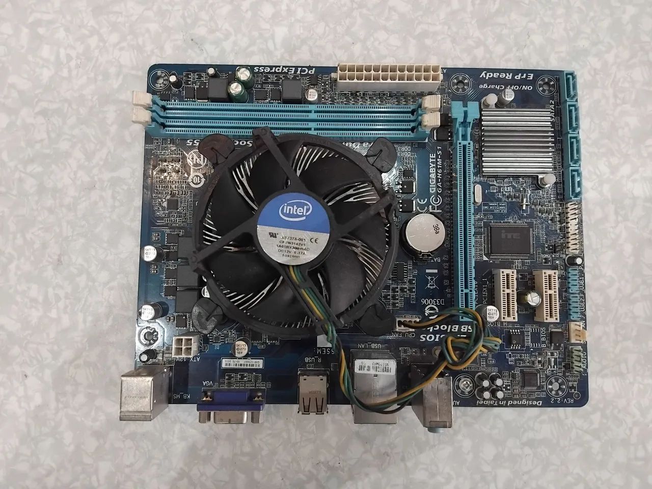 Placa mãe Gigabyte GA-H61m-S1 com proc.I3 2130  - Foto 3