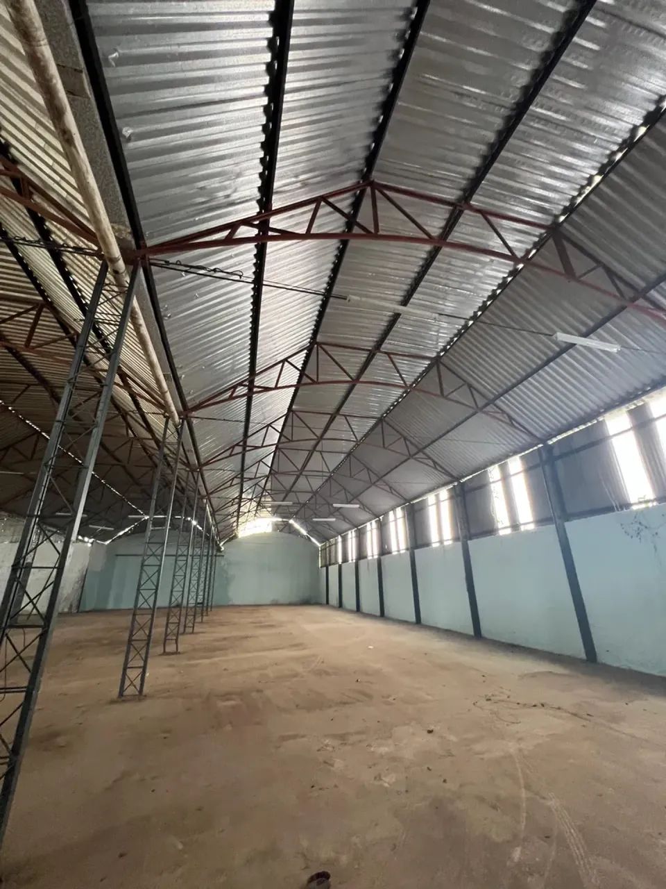 ALUGA: GALPÃO  COM 1.500 M2 PÉ DIREITO DUPLO - Foto 3