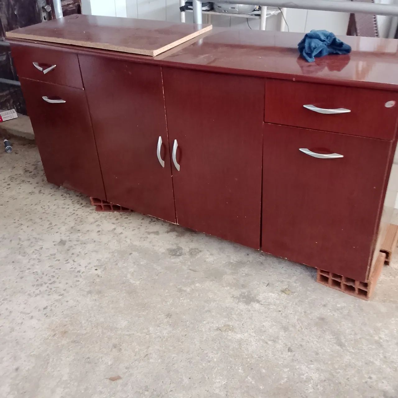 Uma mesa com quatro cadeiras e um criado mudo - Foto 2