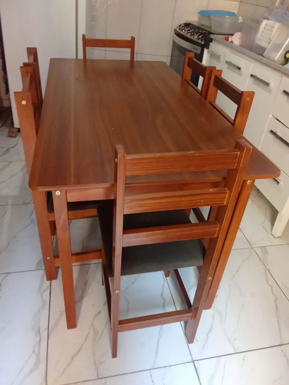 Mesa de madeira com estofado nas cadeiras 