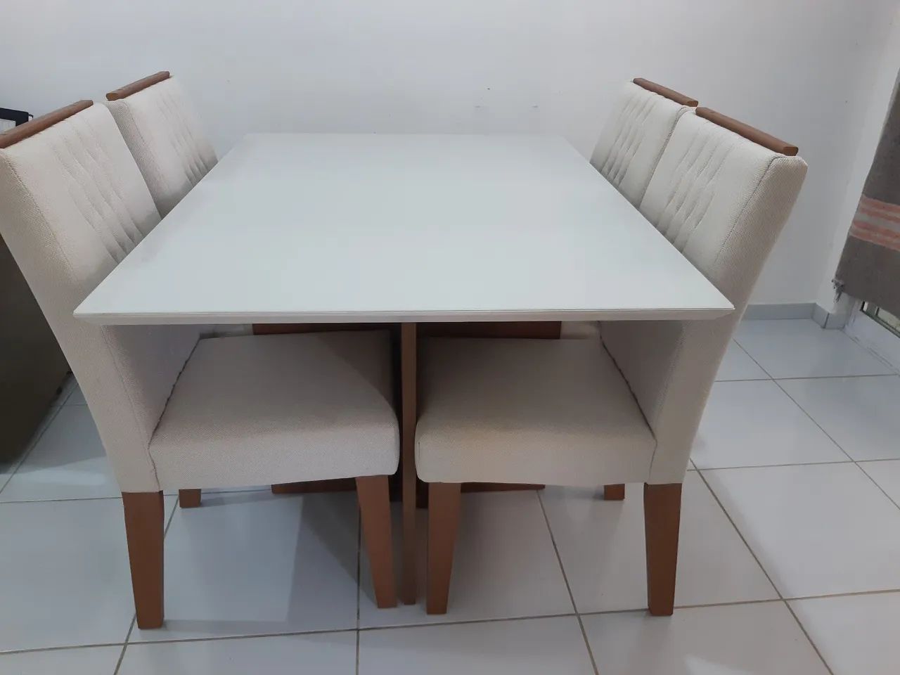 Mesa de Jantar com 4 Cadeiras Tampo de Vidro Praticamente Nova