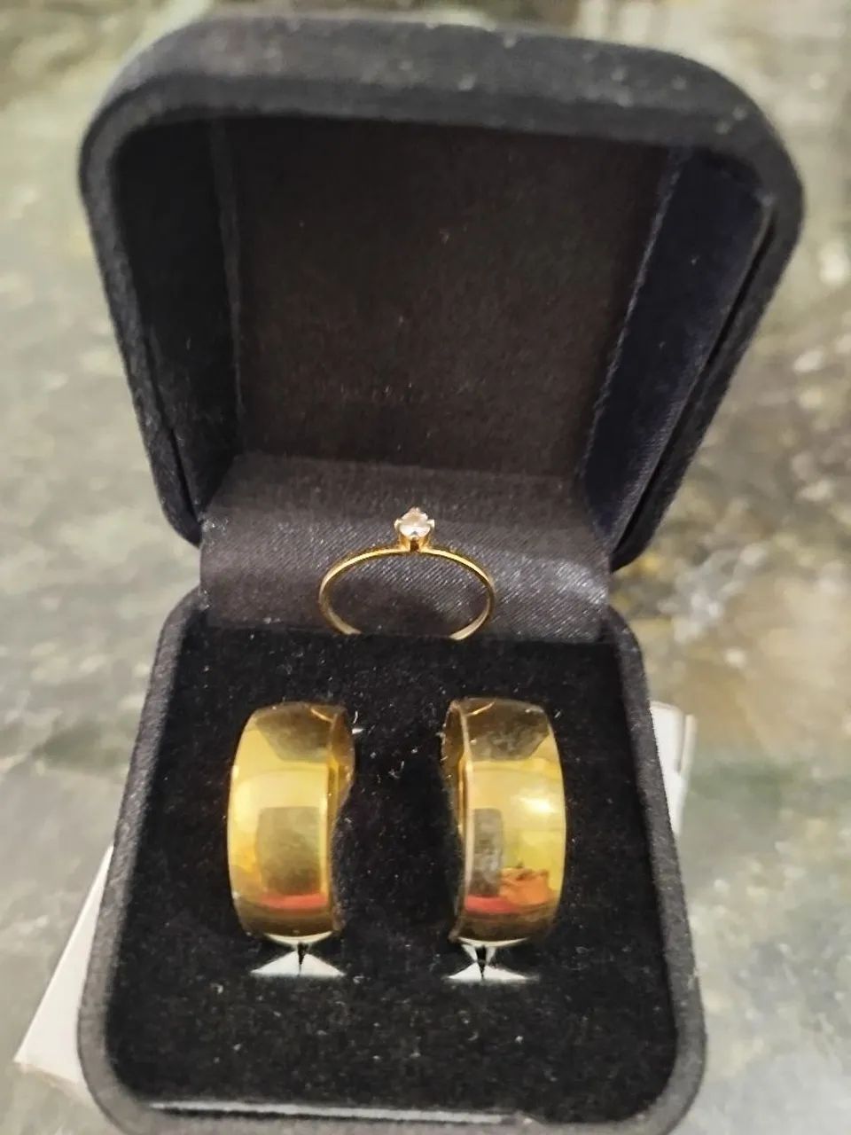 Par de aliança de casamento.