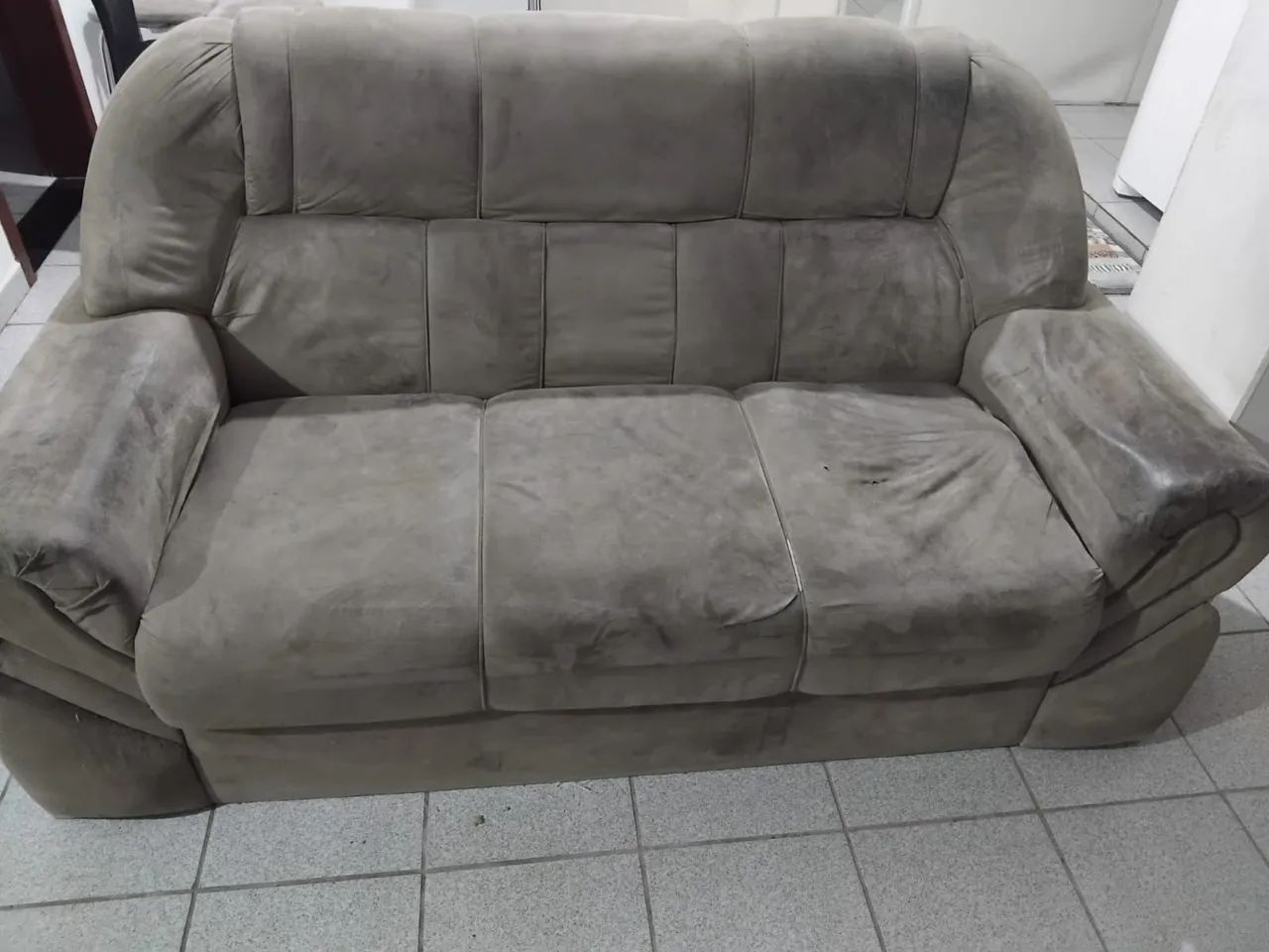 Sofá 3 lugares usado com marcas de uso