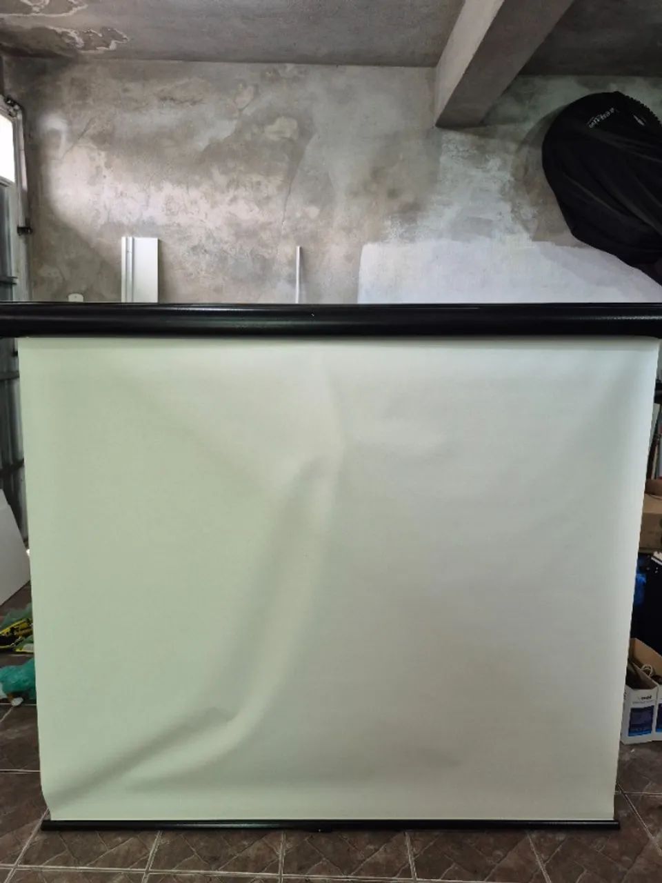 Tela de Projeção Retrátil Telastec 1,50m x 1,30m (70 Polegadas) de parede