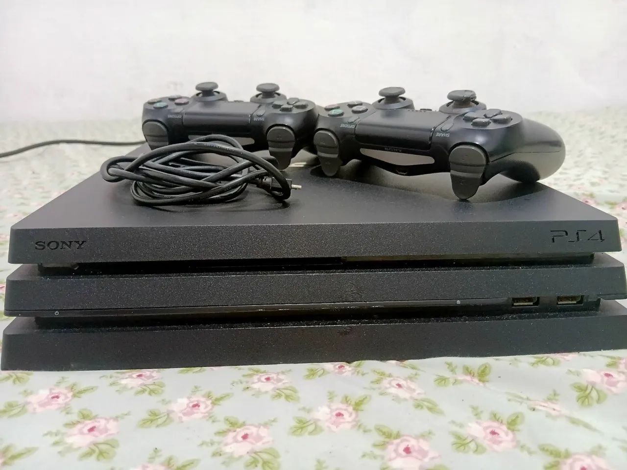 Vendo Ps4 Pro Mídia Digital 2 controle 