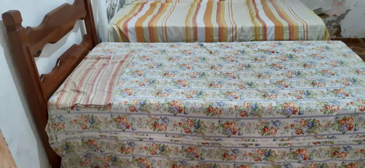 Cama de solteiro acompanha colchão 