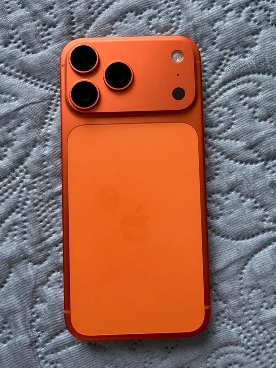 iPhone 17 pro Max acompanhado da caixa 