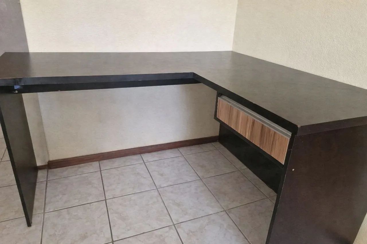 Estou vendendo essa mesa formato em L, tanto para escritório tanto para jogos games etc...