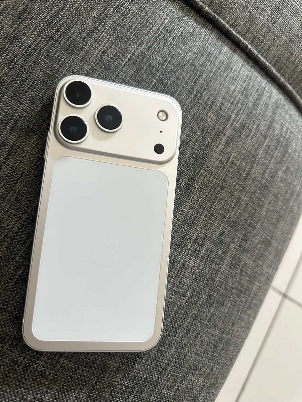 iPhone XR com carcaça do 17 
