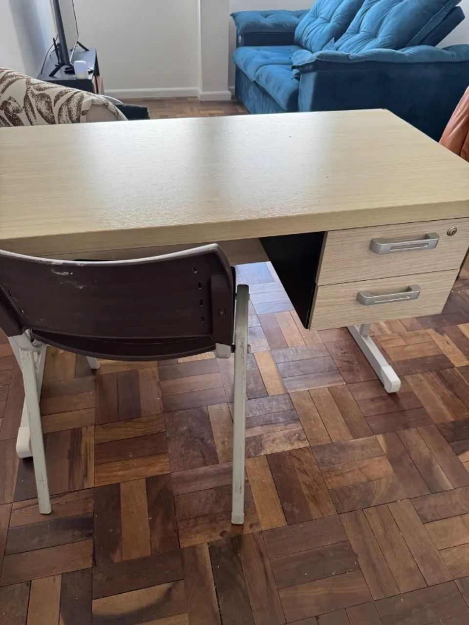 Mesa de escritório retangular e cadeira de plástico. - Foto 5