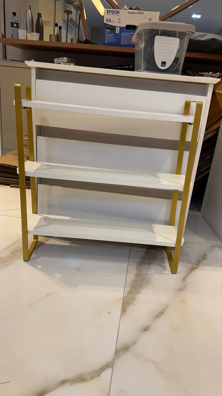 Prateleira de metal dourado 
