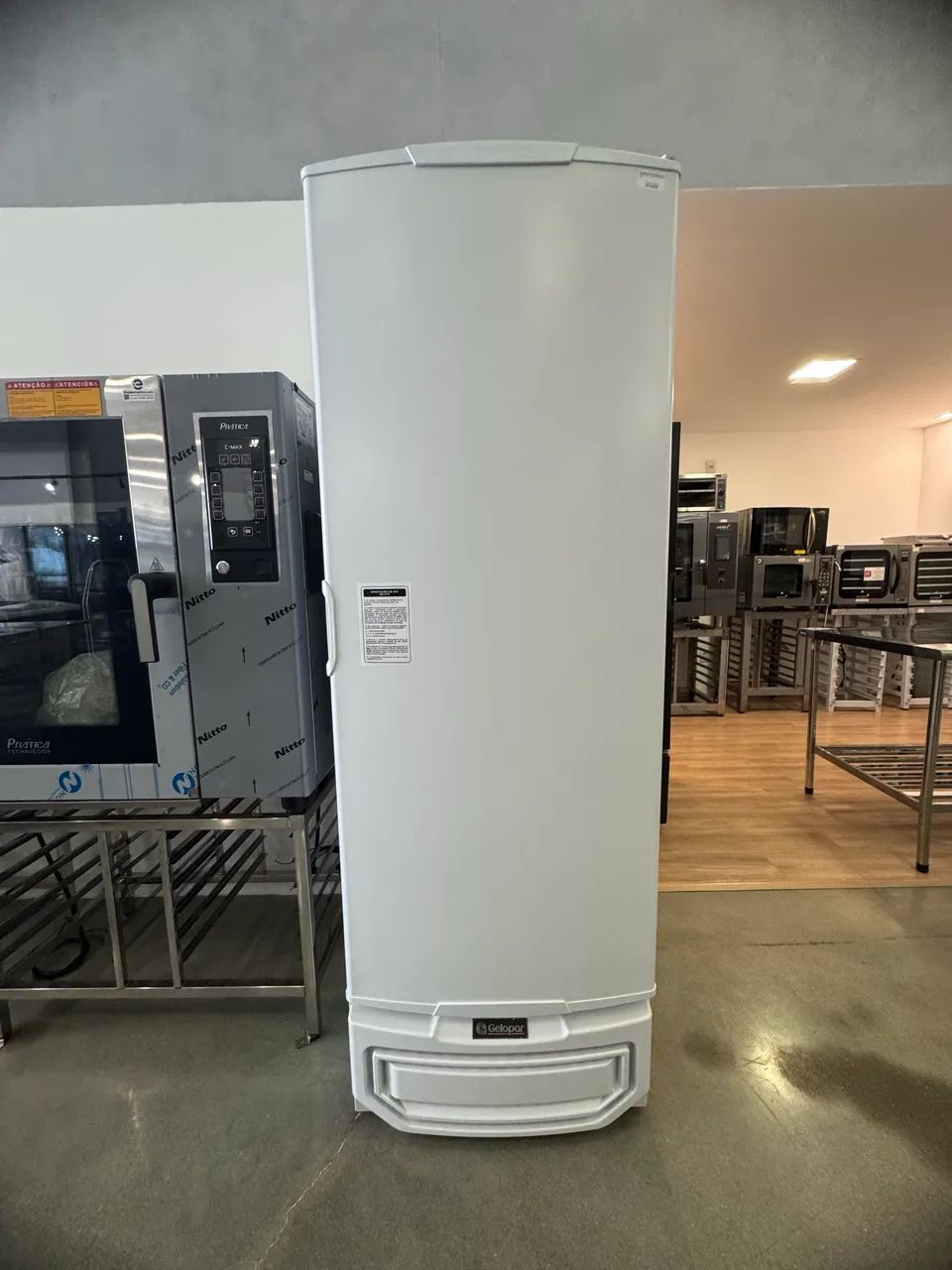 Freezer vertical porta sólida 575 litros Gelopar novo 