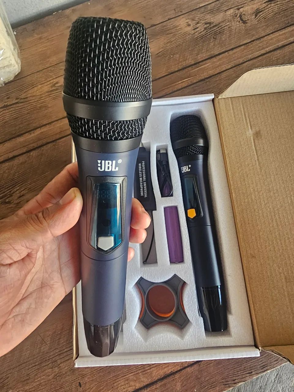 Vendo microfone jbl novo recarregável a bateria  - Foto 2