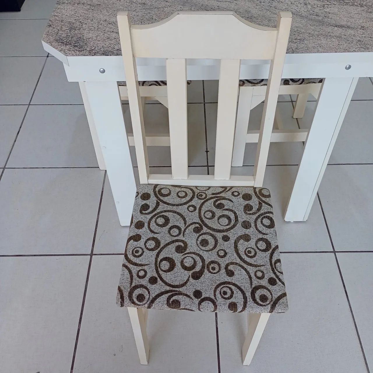 Vendo jogo de mesa 4 cadeira top sem defeito  - Foto 2