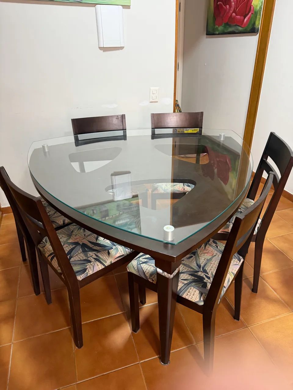Mesa de Madeira linda com 06 cadeiras todas perfeitas, não tem nenhum - Foto 4