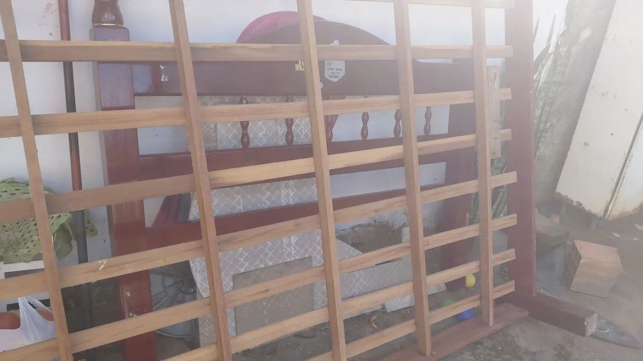Vendo cama de madeira maciça e colchão 