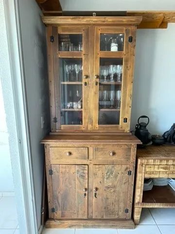 VENDO CRISTALEIRA DE MADEIRA