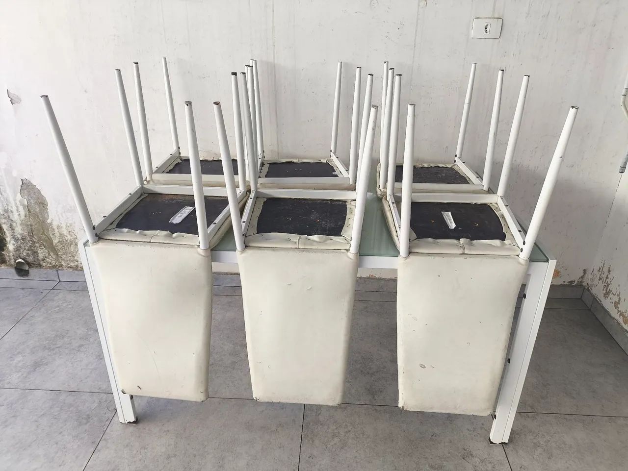 Mesa com tampo de vidro e 6 cadeiras etna