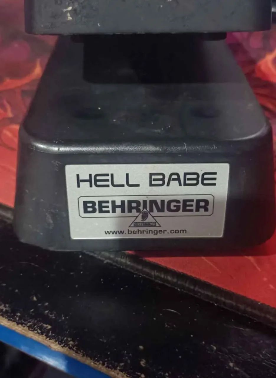 Wah Wah Hellbabe Behringer HB01