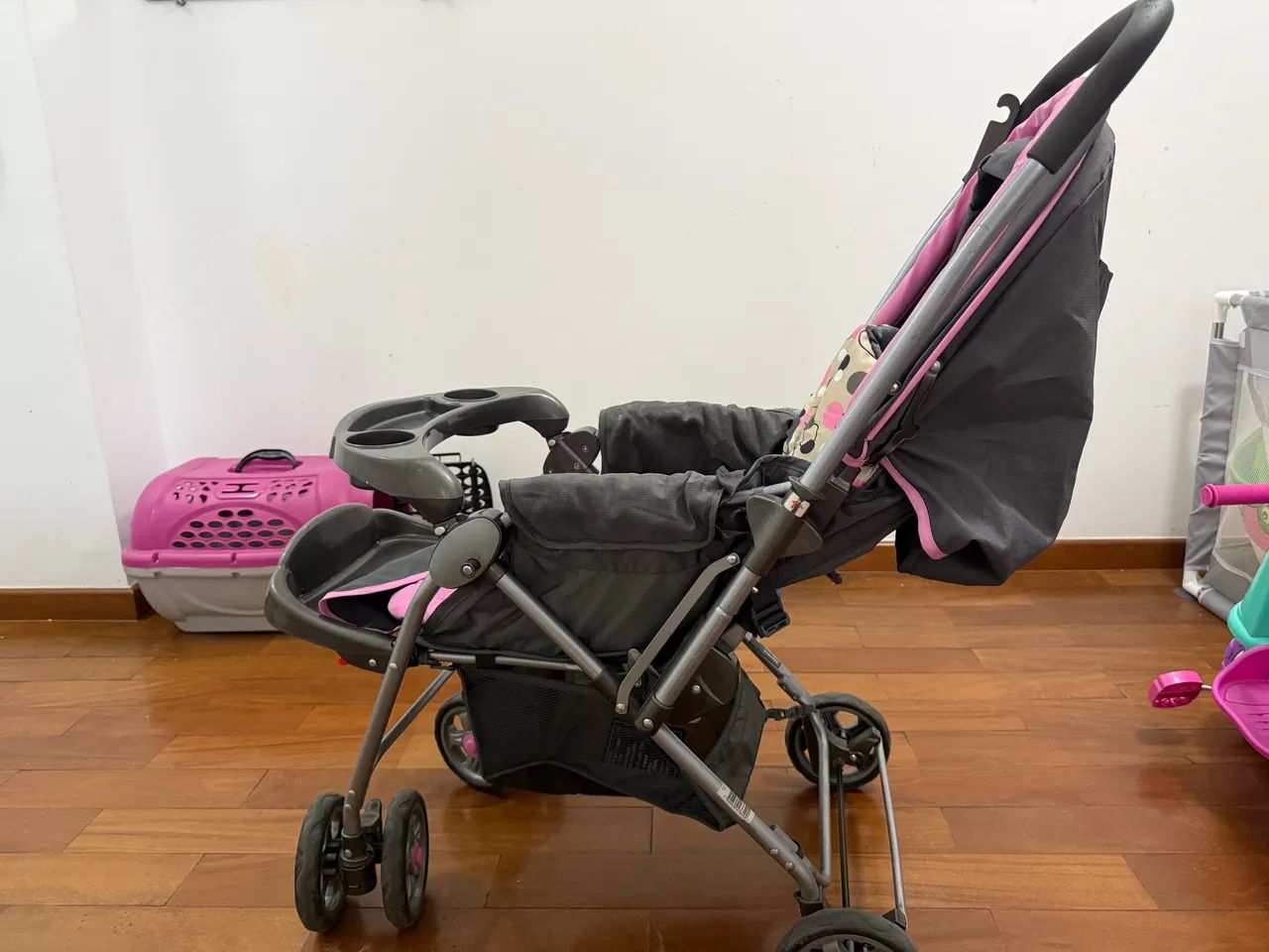Carrinho de bebê Cosco rosa e cinza - Foto 3