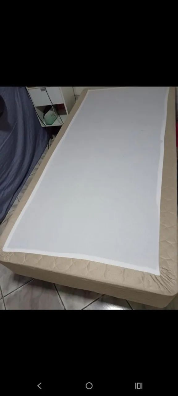 Cama box de solteiro com colchão.