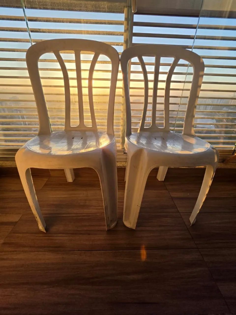 Cadeira de plástico branca s/ braço 